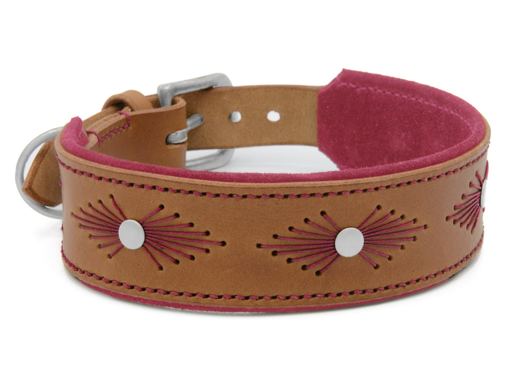 Braunes Lederhalsband WOODSTOCK mit eingeprägten Mustern und pinkem Innenfutter, verziert mit silbernen Knöpfen.
