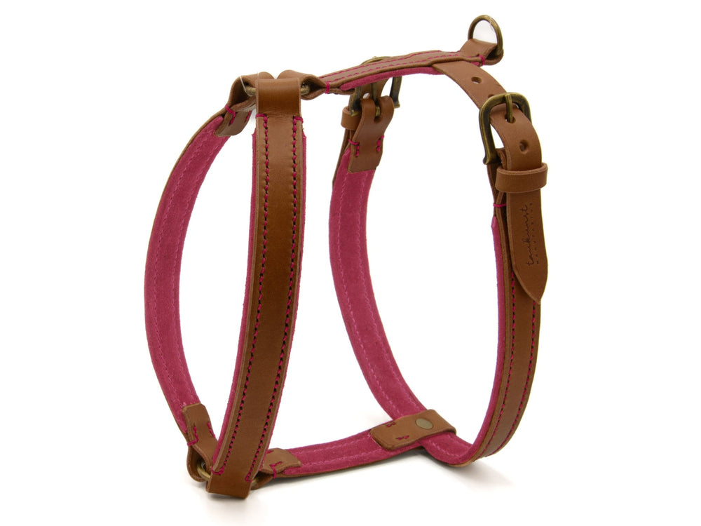 Hundegeschirr WILDFANG aus braunem Leder und pinkem Stoff mit passgenauen Nähten und verstellbaren Schnallen.