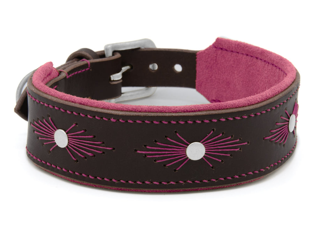Braunes Lederhalsband WOODSTOCK für Hunde mit pinken und weißen Verzierungen und weicher Innenseite.