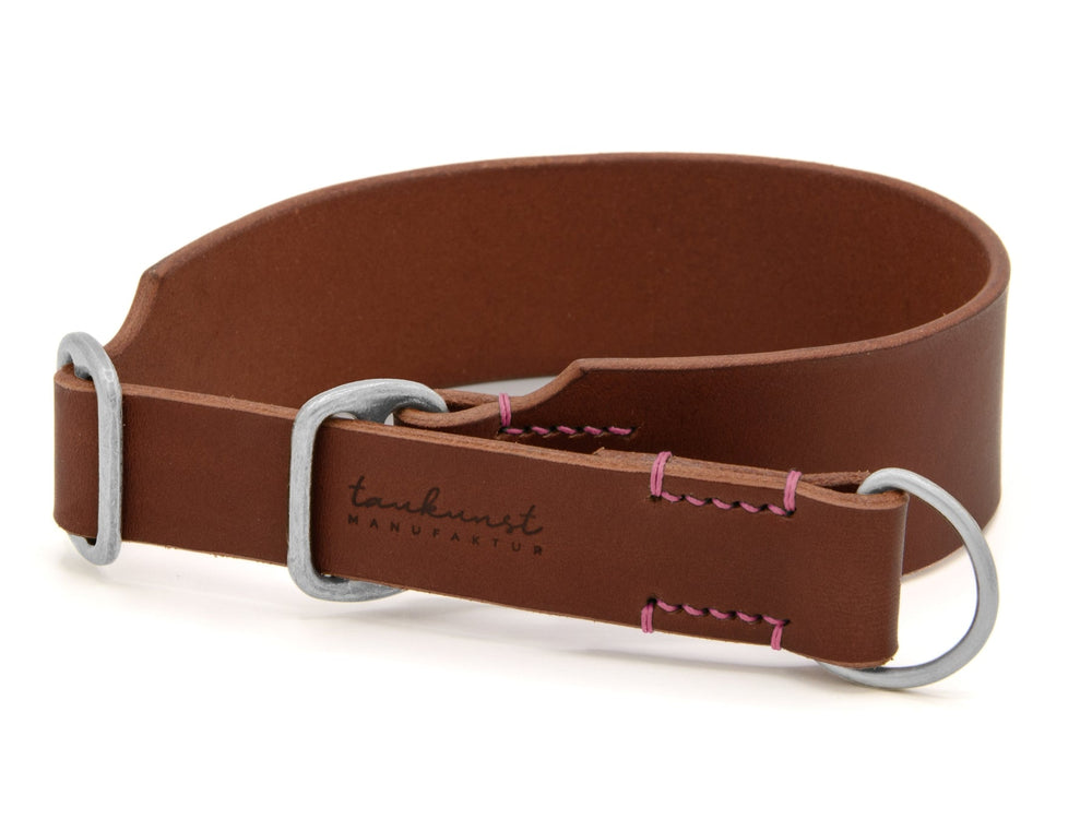 Braunes Lederhalsband mit D-Ring-Schnalle und pinker Naht, ideal für Hunde. Hochwertig und stylisch.