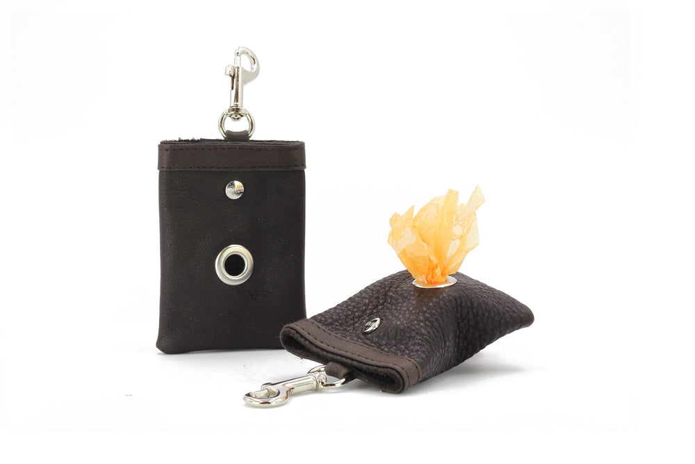 Braune Leder-Hundekotbeutelspender: einer mit orangefarbener Tüte, der andere mit Druckknopf und stabiler Befestigung.