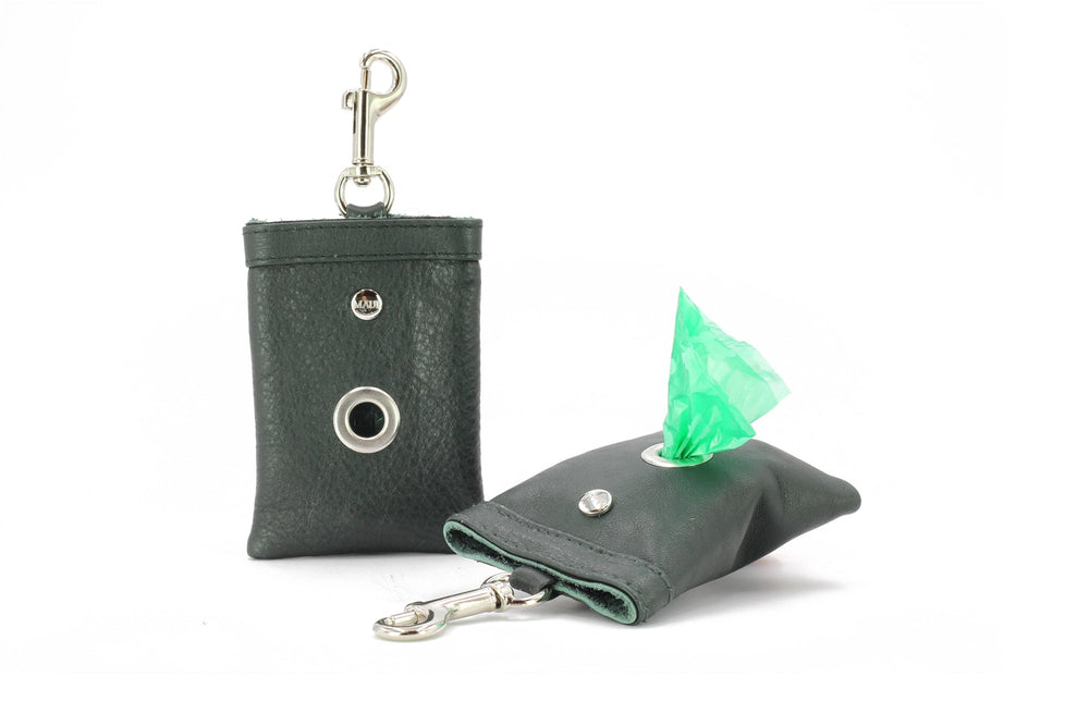 Grüne, samtige Gürteltasche aus Leder mit Karabinerhaken, Druckknopföffnung und Fach für Hundekotbeutel.