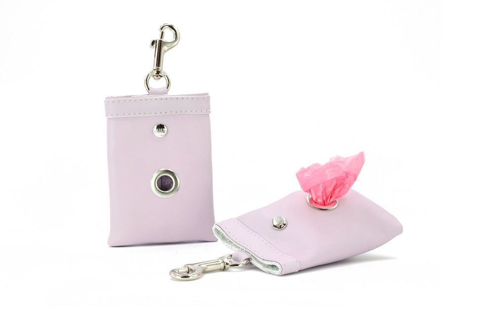 "Helllila Hunde-Tütenetui mit Karabinerhaken, geöffnet und zeigt pinke Tüten für das Hundetraining."