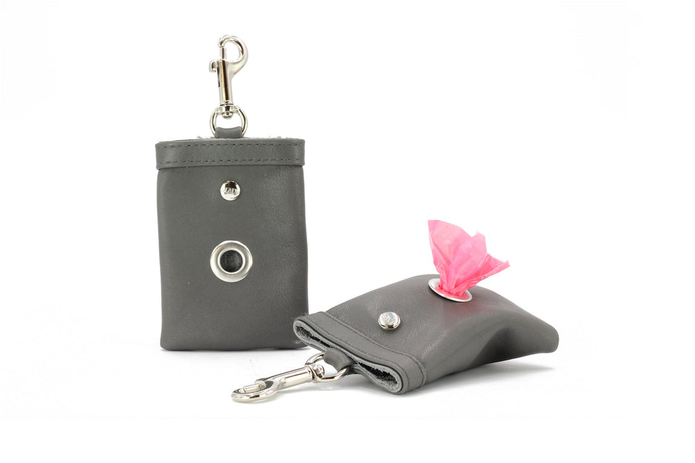 Graue Hunde-Beutelspender aus Kunstleder mit Karabinerhaken und pinkem Tütchen für Hundekotbeutel.