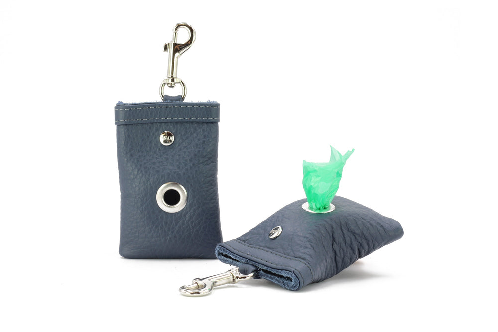 Blauer Leder-Poo-Bag mit Befestigungsclip und grüner Plastiktüte zum einfachen Entsorgen von Hundekot.