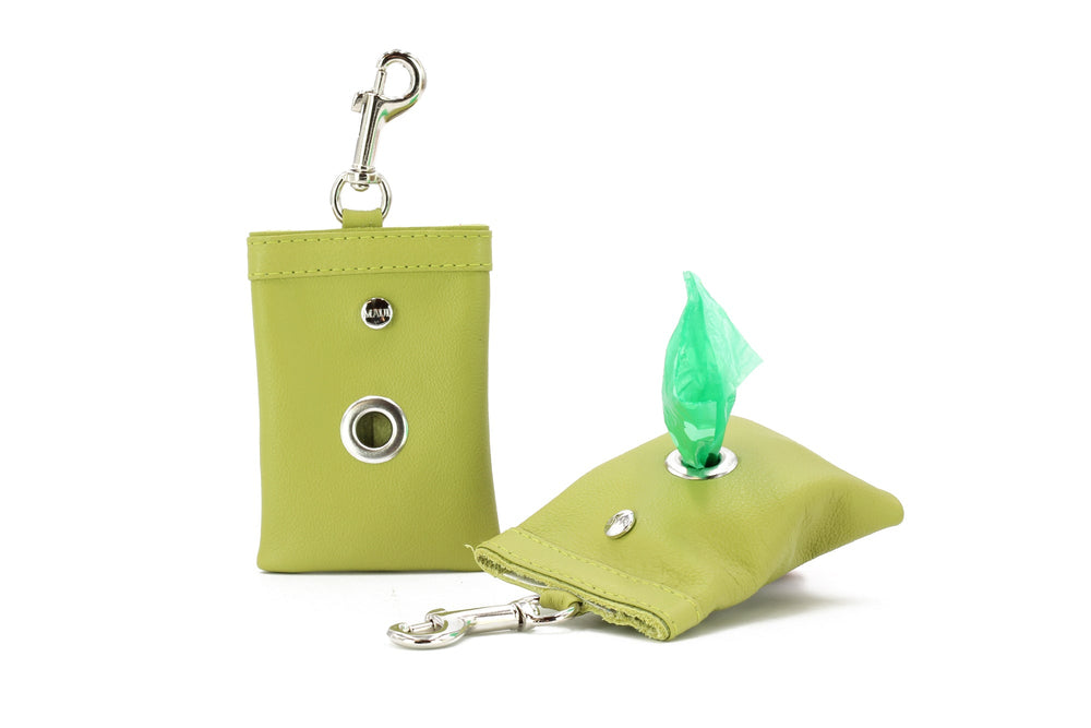 Kleine grüne Schlüsselanhänger-Tasche für Hundekot-Beutel aus Kunstleder mit Schlüsselring-Halterung.