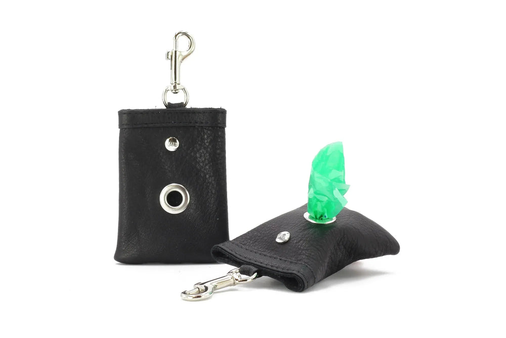 Schwarzes Leder-Schlüsselanhänger-Etui mit Karabiner und Druckknopf, verziert mit grünem Kristall.