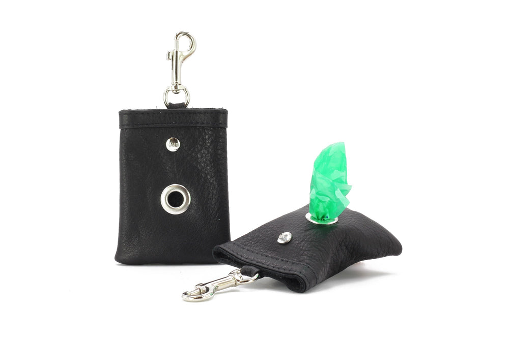 Schwarze Lederkartenetuis mit Metallverschluss: eines geschlossen, das andere offen mit grünem Inhalt.