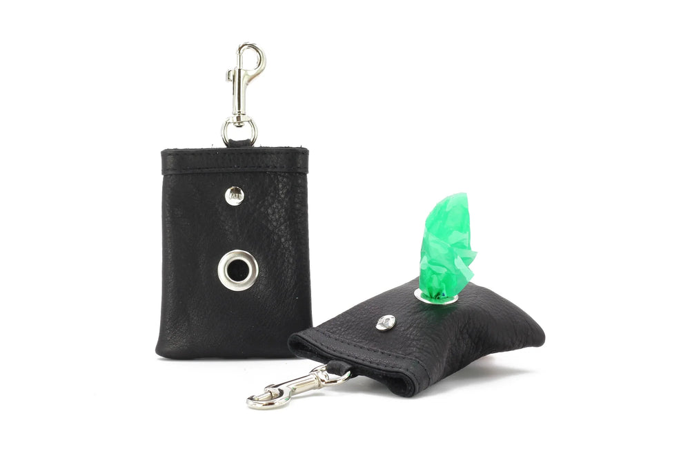 Schwarzes Leder-Schlüsselanhänger-Etui mit Karabiner und Druckknopf, verziert mit grünem Kristall.