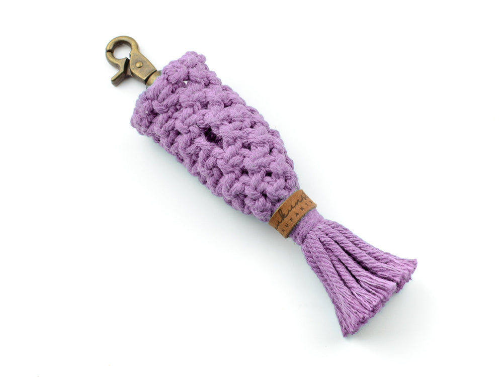 Lila gehäkelter Schlüsselanhänger 'Nodo' mit strukturierter Oberfläche und tasselähnlichem Anhänger, ideal zum Befestigen.