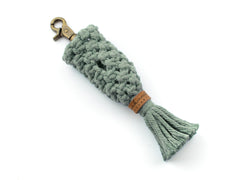 Handgefertigter Schlüsselanhänger 'Nodo' aus grünem Garn mit geflochtener Struktur und dekorativem Quast.