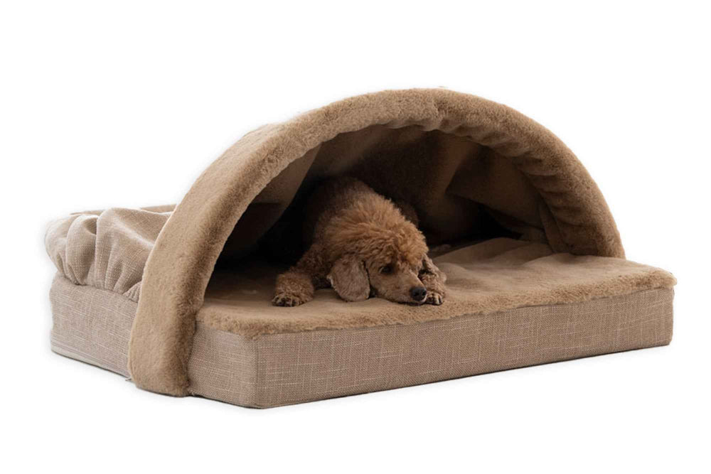 "Gemütliches Hundebett in Höhlenform aus weichem Material, ideal für entspannte Hunde."