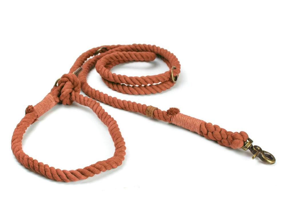 Robuste orangefarbene Retrieverleine 'Ahoi' aus Tau mit Karabiner und handlicher Schlaufe für sicheren Halt.