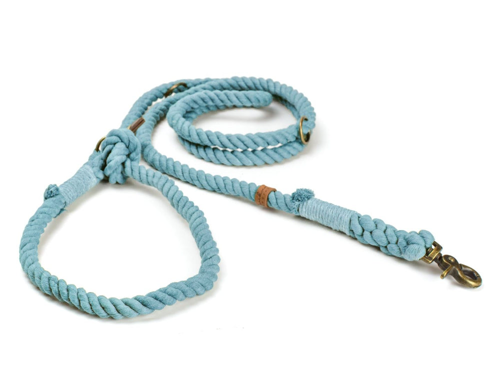 Himmelblaue Retrieverleine aus geflochtenem Material mit braunen Lederakzenten und glänzendem Karabinerhaken.
