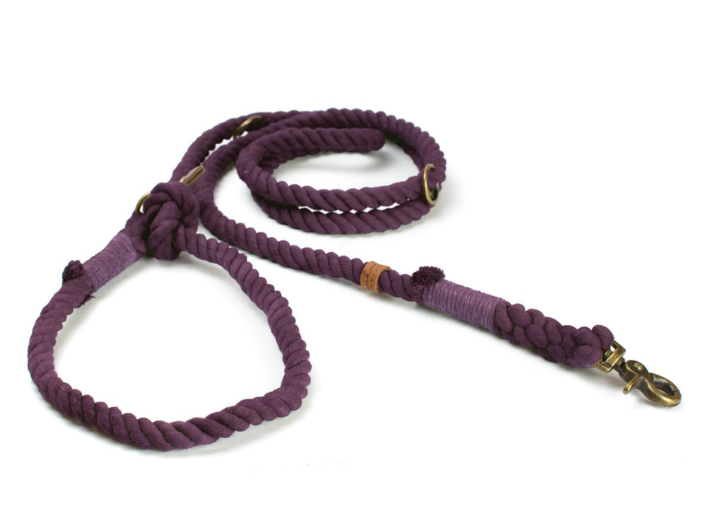 Bordeauxfarbene Hundeleine 'Ahoi' aus geflochtenem Material mit schwenkbarem Karabiner und praktischen Griffknoten.