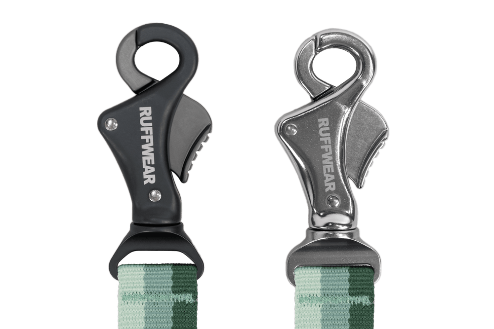 Ruffwear Roamer™ Bungee-Hundeleine mit ergonomischen Haken in schwarz und silber, ideal für aktives Hundetraining.