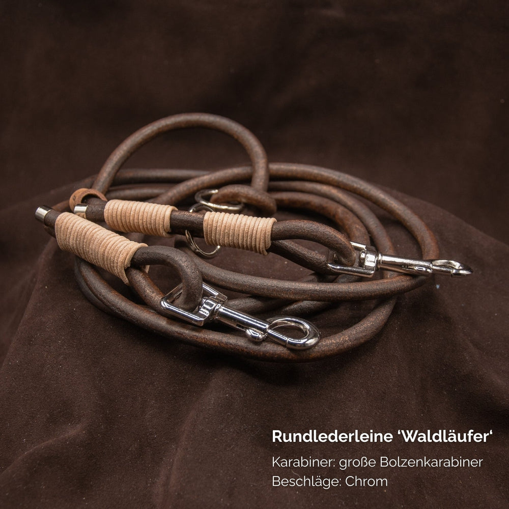 Robuste Rundlederleine "Waldläufer" aus braunem Leder mit großen Bolzenkarabinern und chromfarbigen Beschlägen.