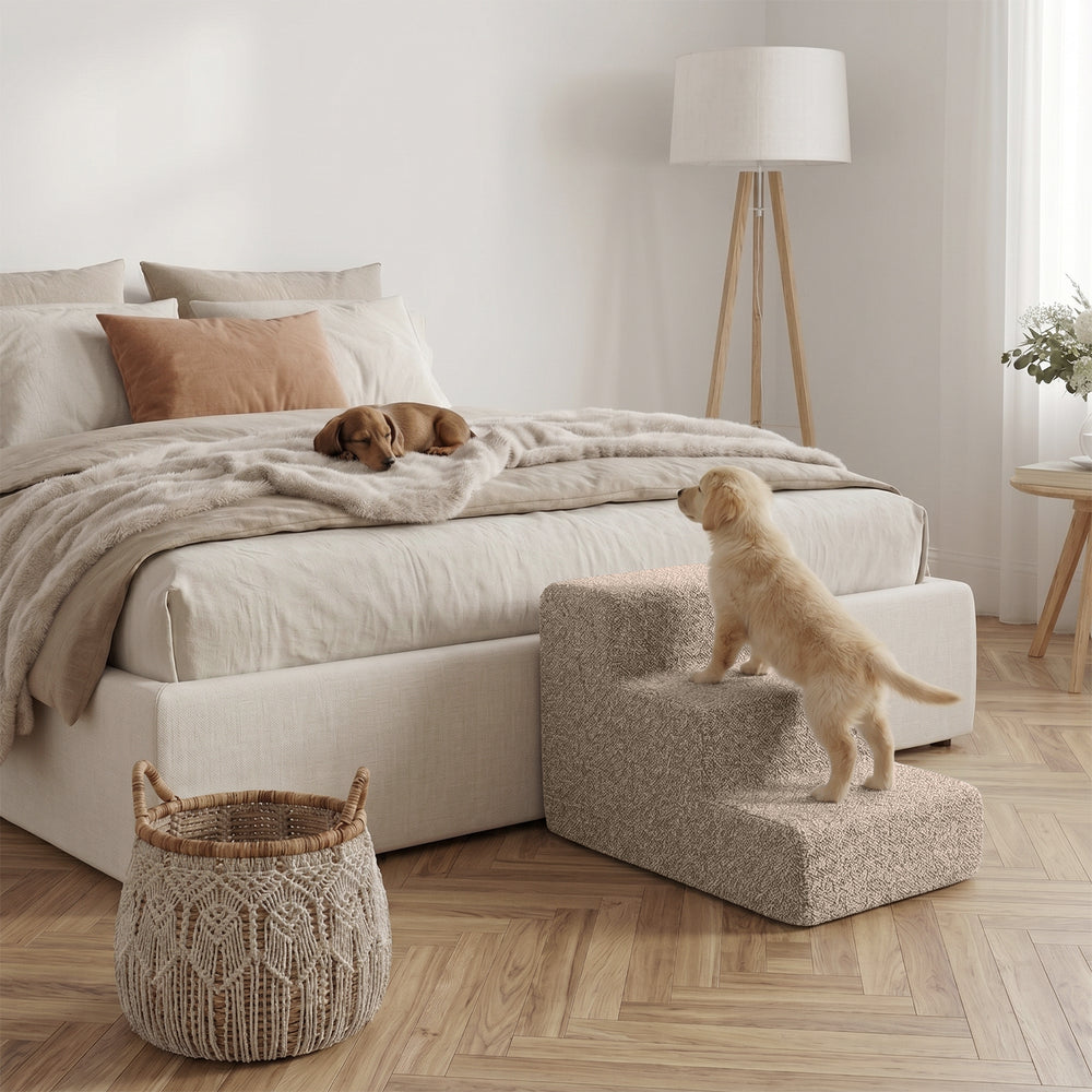 "Haustiertreppe Nubosteps Bouclé im Schlafzimmer mit Hund und Welpen auf dem Bett."
