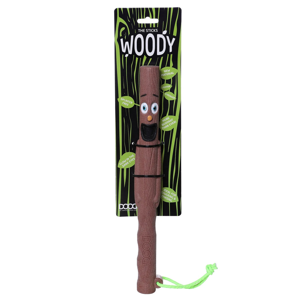 "Lachendes Spielzeug Woody im Stick-Design an Karton mit grüner Schrift befestigt."
