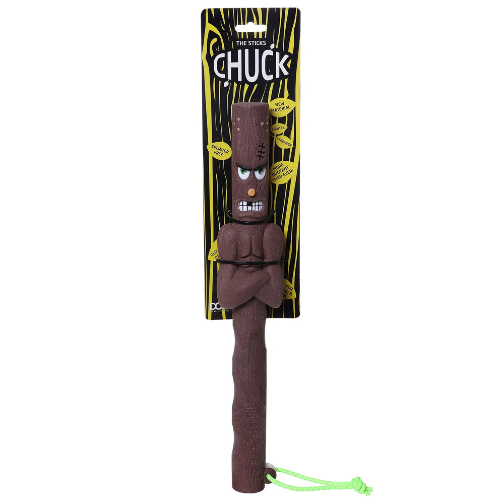 Hundespielzeug "Chuck" in Holzstock-Design mit grimmiger Gesichtszeichnung, erdige Farben, verpackt.