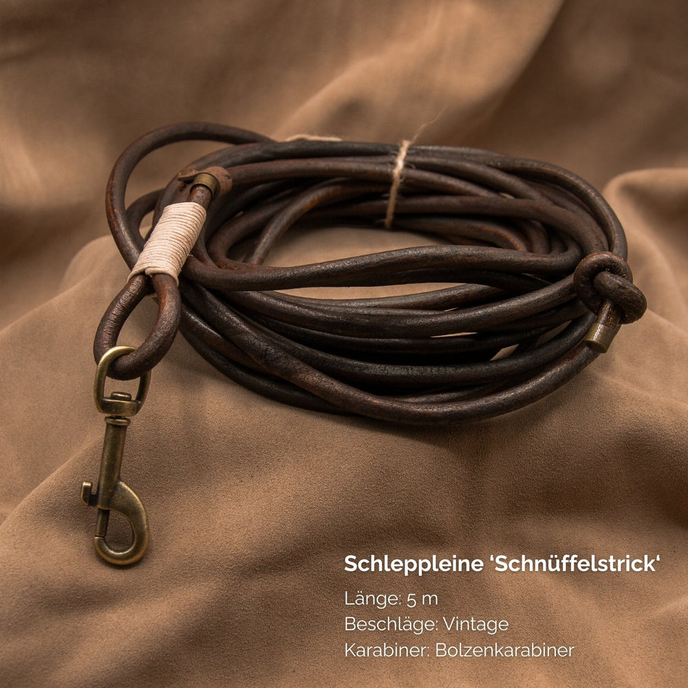 Faltbare 5 Meter lange Schleppleine aus braunem Vintage-Material mit Bolzenkarabiner zur sicheren Befestigung.