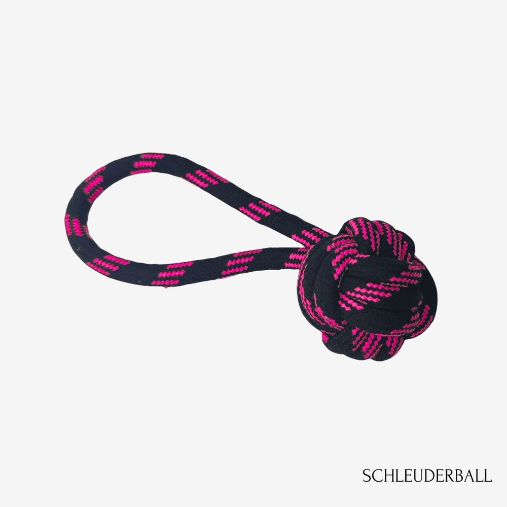 Schleuderball aus geflochtenem Seil in dunklem Farbton mit pinken Streifen für Spielspaß mit Hunden.