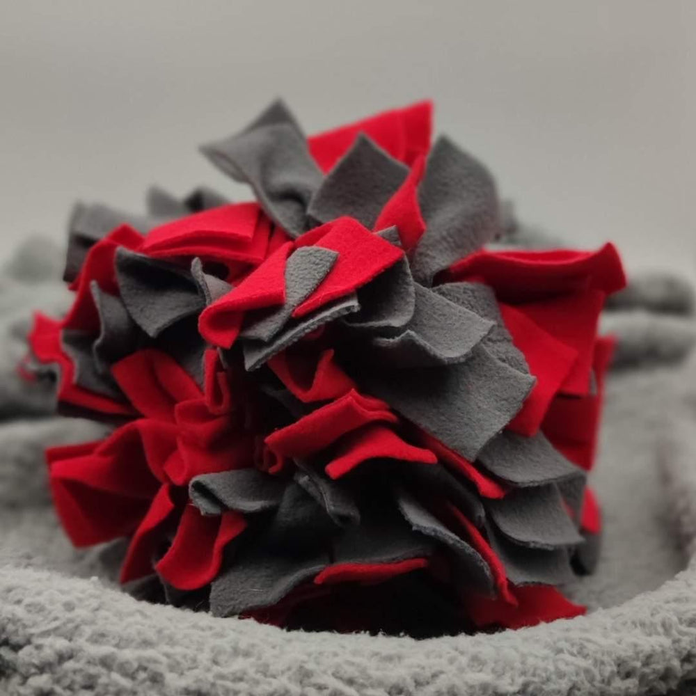 Schnüffelball für Hunde aus roten und grauen Stoffen, fördert geistige Auslastung und spielerisches Lernen.