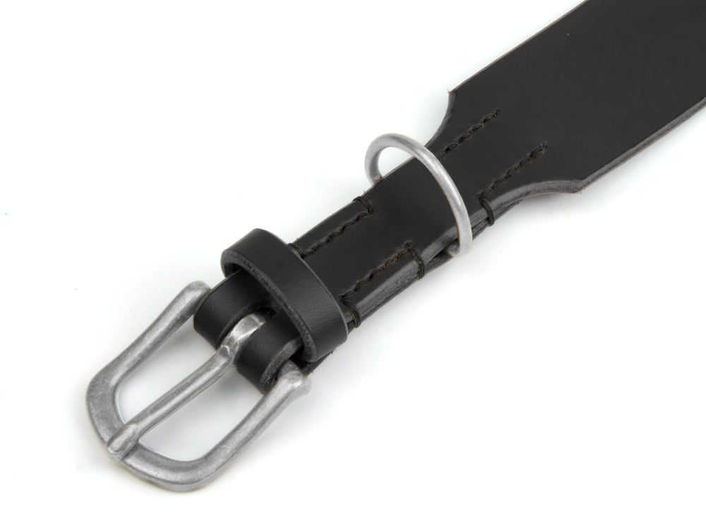 Schwarzes Lederhalsband „Waldgeist“ mit silberner Schnalle und D-Ring, zeigt feine Naht und Oberflächenstruktur.