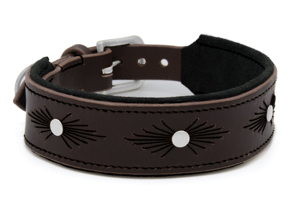 Braunes Lederhalsband WOODSTOCK mit geprägtem Muster, silbernen Nieten und gepolsterter Innenseite.