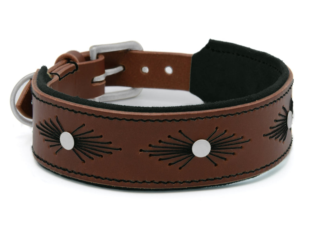 Braunes Lederhalsband WOODSTOCK mit breitem Design, gestickten Mustern und silbernen Verzierungen für optimalen Tragekomfort.