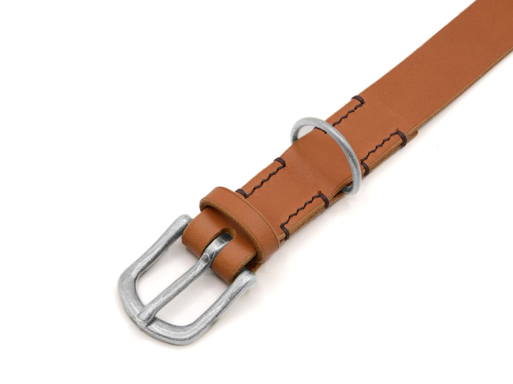 Braunes Lederhalsband Waldgeist mit silberner Schnalle und D-Ring, schlichtes Design mit schwarzer Naht.