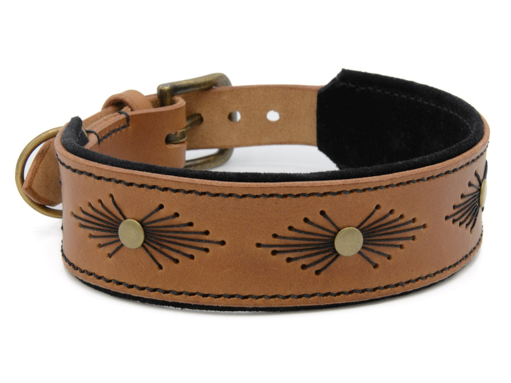 Braunes Lederhalsband WOODSTOCK mit Sonnenstrahlen-Motiven und schwarzen Innenseiten, individuell und stilvoll.