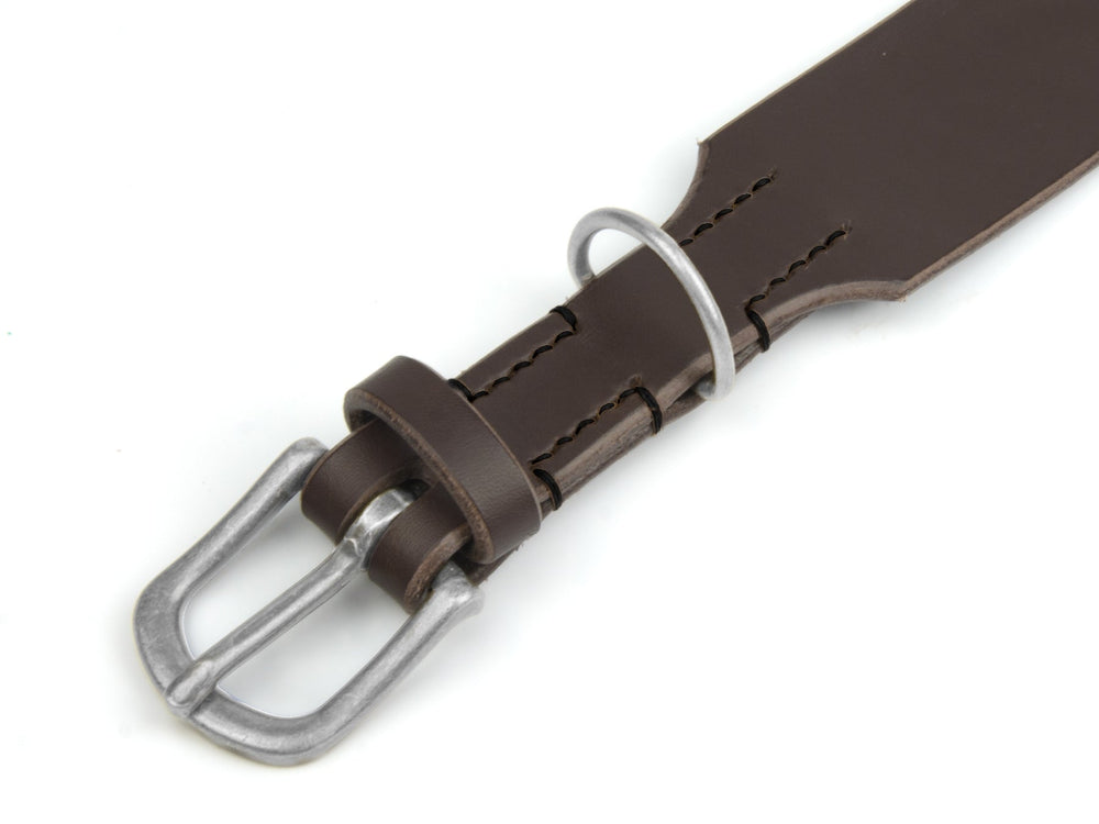 Braunes Lederhalsband namens Waldgeist mit eleganter silberner Schnalle aus Metall. Hochwertige Verarbeitung und schlichtes Design.