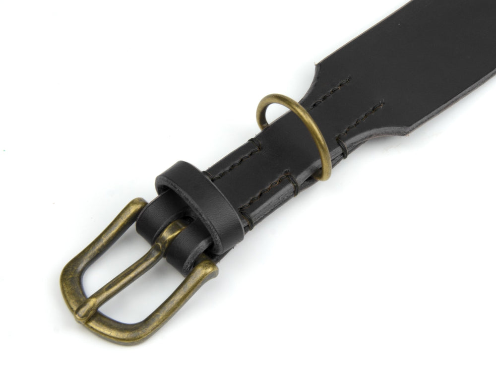 Schwarzes Lederhalsband "Waldgeist" mit messingfarbener Schnalle und D-Ring, ideal für stilvolle Hundemode.