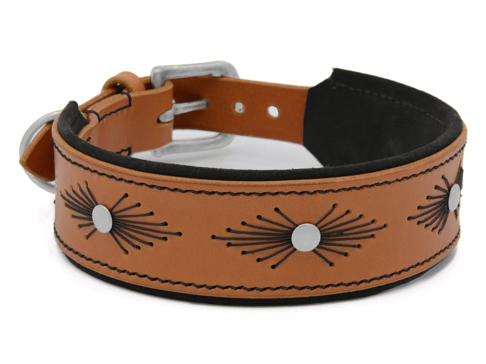 Breites Lederhalsband WOODSTOCK für Hunde, braun mit schwarzer Innenseite, dekorativen Nähten und silbernen Verzierungen.