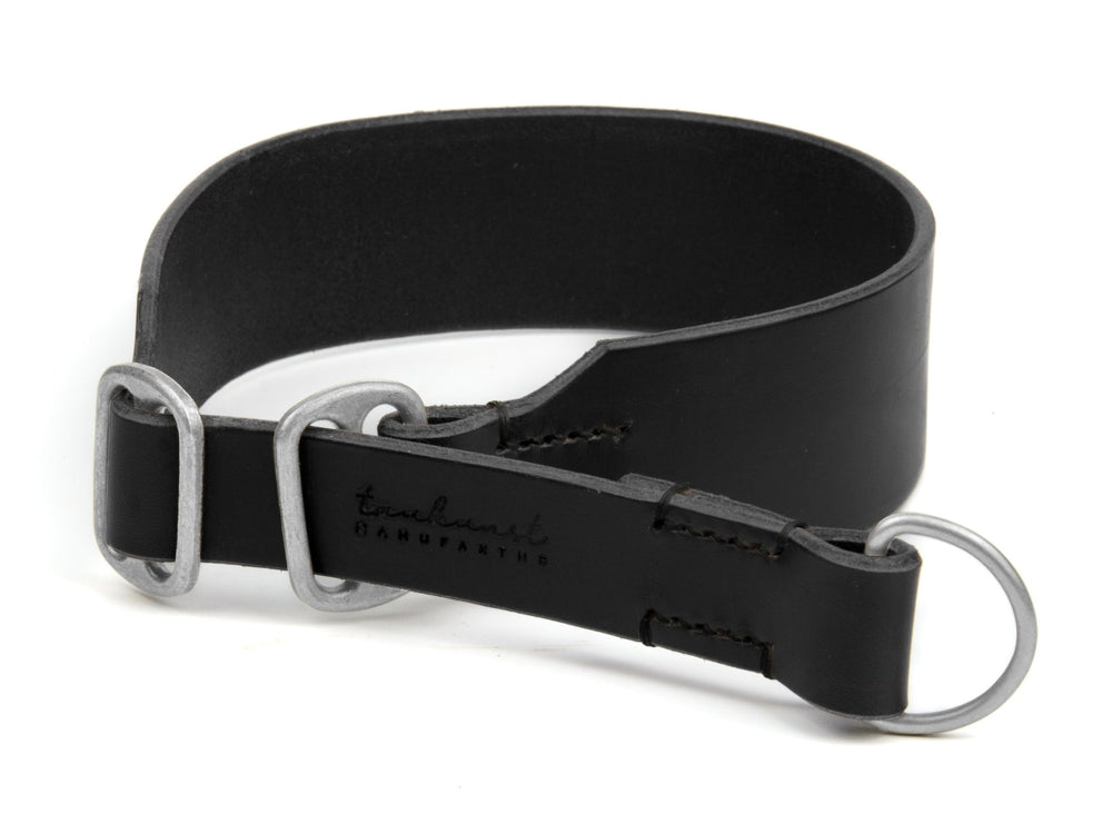 Schwarzes Zugstopp Lederhalsband mit Schlaufe und metallener Öse für Hunde, stabil und stilvoll.