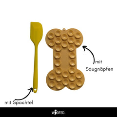 "Gelbe Schleckmatte in Knochenform mit Spachtel und Saugnäpfen für Hunde, ideal zum Spielen und Beschäftigen."