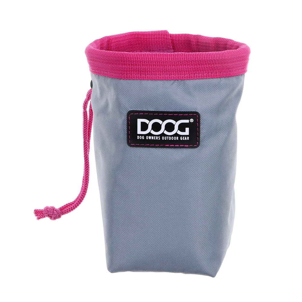 Graue DOOG Leckerchen-Tasche für Hunde mit pinkem Rand und Kordel, ideal für Outdoor-Aktivitäten.