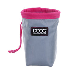 Graue DOOG Leckerchen-Tasche für Hunde mit pinkem Rand und Kordel, ideal für Outdoor-Aktivitäten.