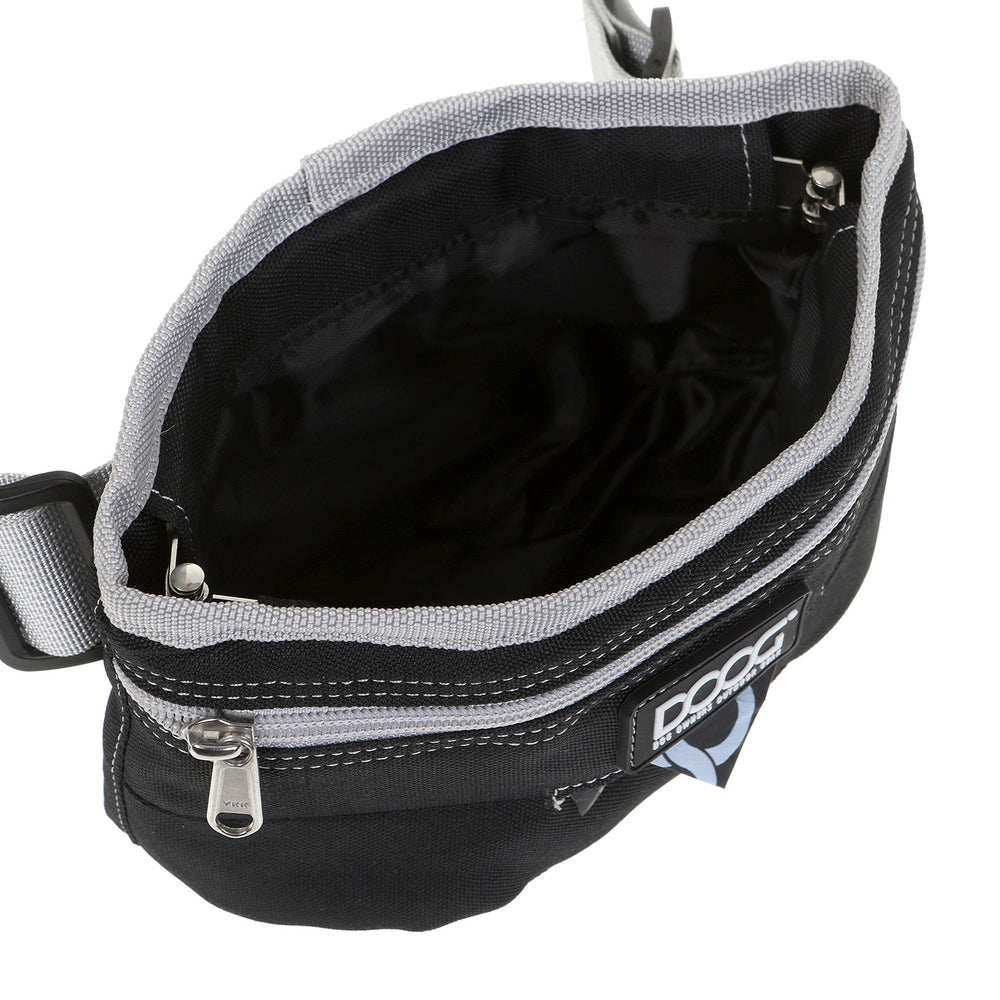 Schwarze DOOG Leckerchen-Tasche mit grauem Reißverschluss, verstellbarem Tragegurt, schlichtes Design, ideal für Hundeleckerlis.