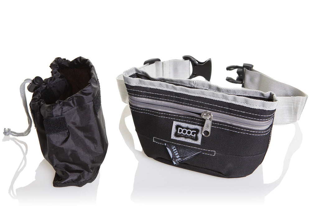 Schwarze und graue DOOG Leckerchen-Tasche mit Reißverschluss, verstellbarem Gürtel und zusammengefaltetem Beutel.