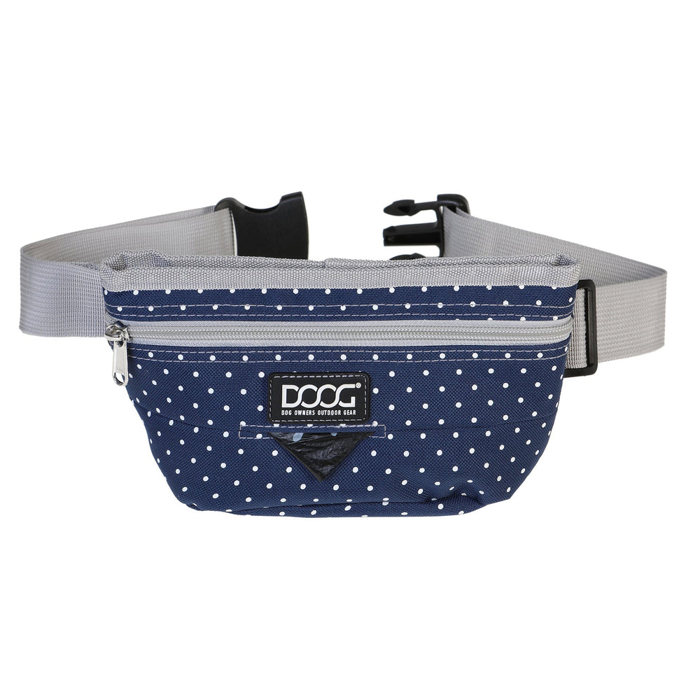 Blaue Gürteltasche mit weißen Punkten und Reißverschluss, ideal für Leckerchen, mit verstellbarem grauen Gurt.