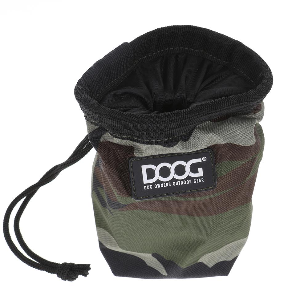 "Kleine DOOG Leckerchen-Tasche in camouflierter Optik mit Kordelzugverschluss für Hundebesitzer."