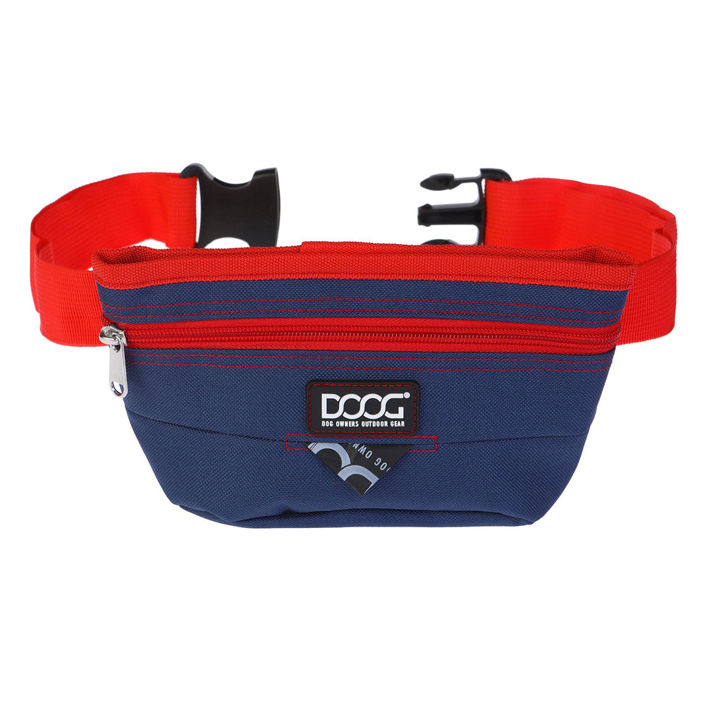 Blaue DOOG Leckerchen-Tasche mit roten Akzenten, verstellbarem Tragesystem und Reißverschluss für Outdoor-Aktivitäten.