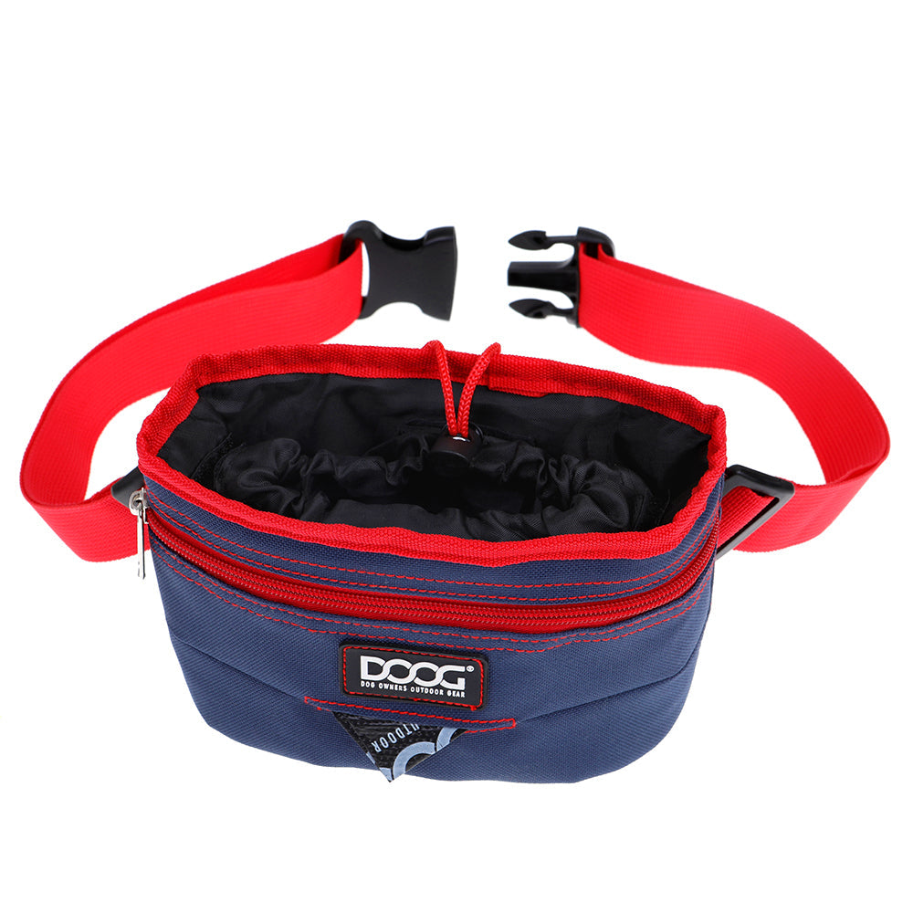 DOOG Leckerchen-Tasche in Blau mit roten Akzenten, rechteckig, mit Reißverschluss und gefüttertem Innenfach.
