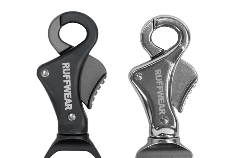 "Robuste Ruffwear Hundeleinenkarabiner in Schwarz und Silber mit Sicherheitsmechanismus für mehr Sicherheit beim Spaziergang."