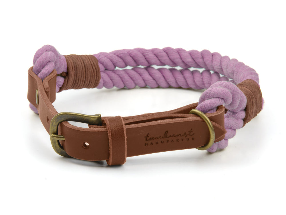 Lila geflochtenes Hundehalsband aus Leder mit metallener Schnalle und "tanukunst manufaktur"-Aufschrift.
