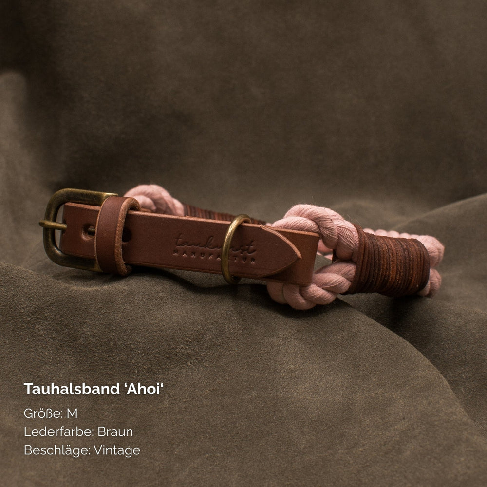 "Hundehalsband Ahoi aus braunem Leder mit Vintage-Beschlag und geflochtener rosafarbener Schnur, Größe M."