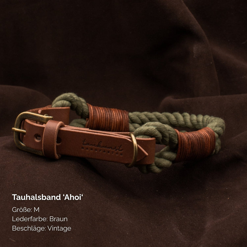 Tauhalsband "Ahoi" in Größe M aus braunem Leder mit grüner Tau-Optik und vintage Beschlägen.