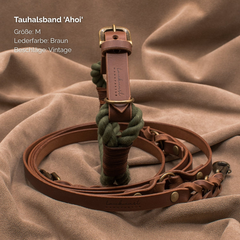 Tauhalsband "Ahoi" in Größe M aus braunem Leder mit grüner, geflochtener Komponente und Vintage-Beschlägen.